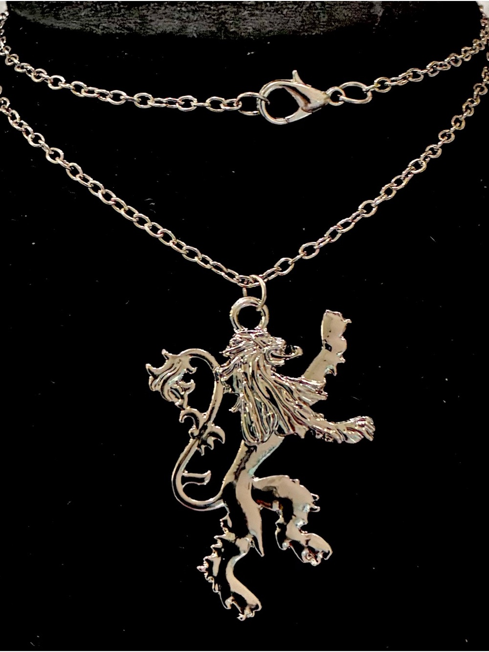 LION RAMPANT NECKLACE - Picture 2 of 7
